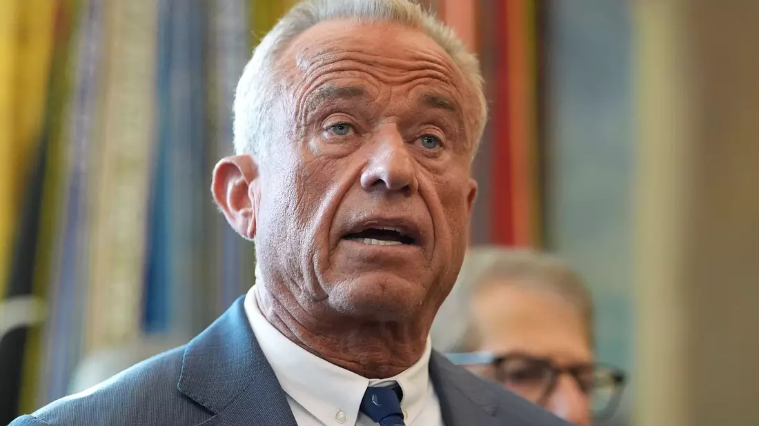 US-Gesundheitsminister Kennedy Jr. kritisiert die deutsche Regierung wegen Strafverfahren im Zusammenhang mit der Corona-Pandemie. (Archivbild) - Bild: Evan Vucci/AP/dpa