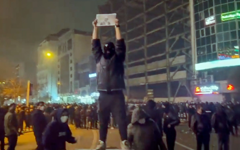 Seit bald zwei Wochen gehen Menschen im Iran auf die Straße. - Foto: Uncredited/UGC via AP/dpa