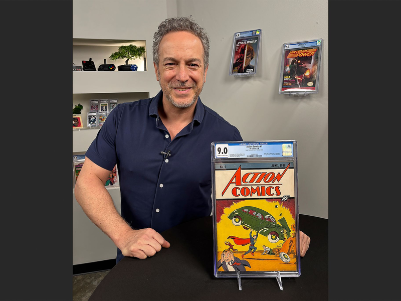 Das Comic-Heft zeigt auf dem Cover Superman in Spandexhosen mit einem roten Cape.  - Foto: Andrew Wilson/Metropolis Collectibles Inc/AP/dpa