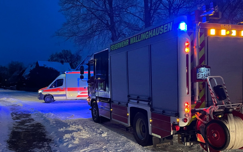 FW-AUR: Tragehilfe durch beengten Treppenraum - Foto: presseportal.de