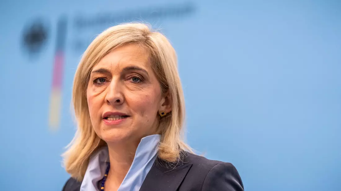 Gesundheitsministerin Warken weist Vorwürfe aus den USA zurück. (Archivfoto) - Bild: Michael Kappeler/dpa