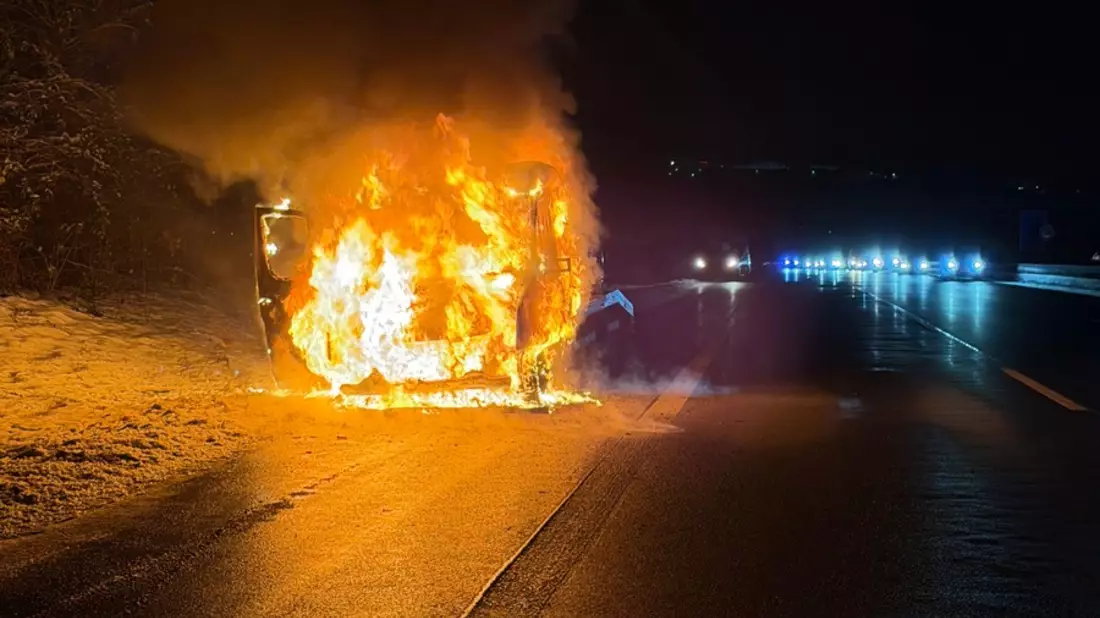 FW-RS: Brand eine Autotransporters auf der A 1 - Bild: presseportal.de