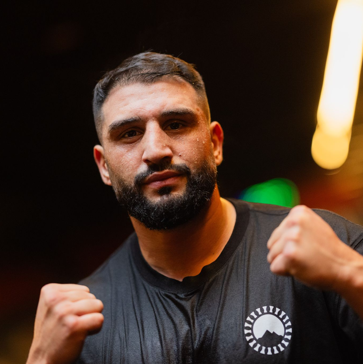 Agit Kabayel feiert einen K.o.-Sieg in Oberhausen. - Foto: Rolf Vennenbernd/dpa