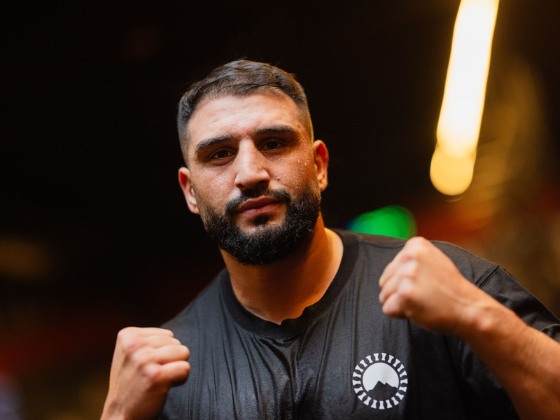 Agit Kabayel feiert einen K.o.-Sieg in Oberhausen. - Foto: Rolf Vennenbernd/dpa