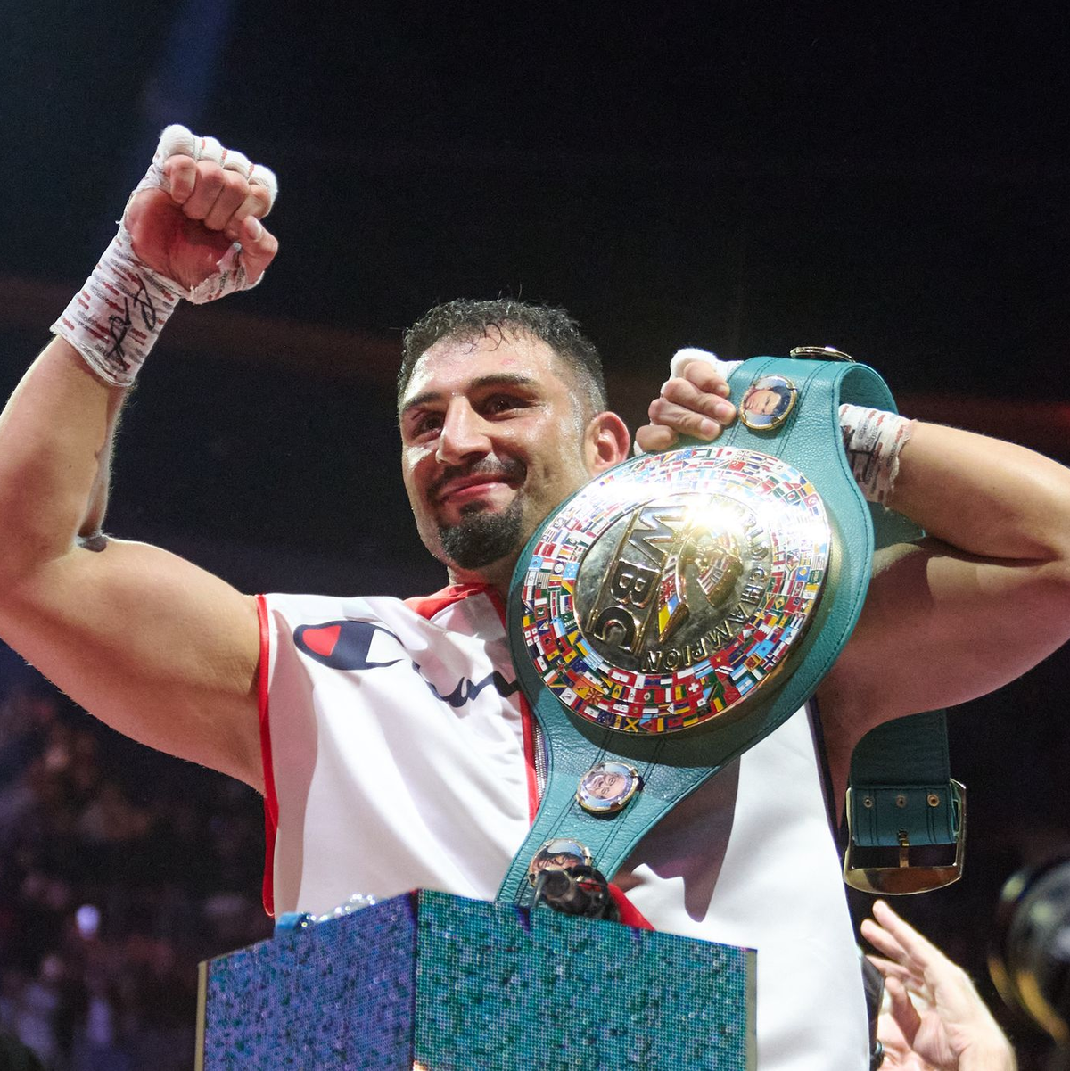 In der dritten Runde explodierte der Deutsche (r). - Foto: Bernd Thissen/dpa