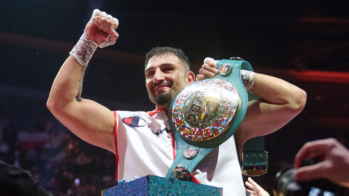  Agit Kabayel (r) in Aktion gegen Damian Knyba. - Foto: Bernd Thissen/dpa