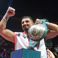  Agit Kabayel (r) in Aktion gegen Damian Knyba. - Foto: Bernd Thissen/dpa