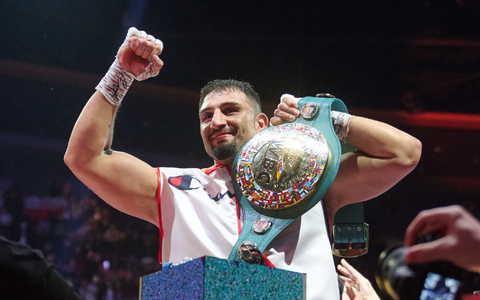  Agit Kabayel (r) in Aktion gegen Damian Knyba. - Foto: Bernd Thissen/dpa