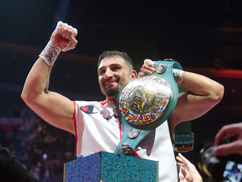  Agit Kabayel (r) in Aktion gegen Damian Knyba. - Foto: Bernd Thissen/dpa