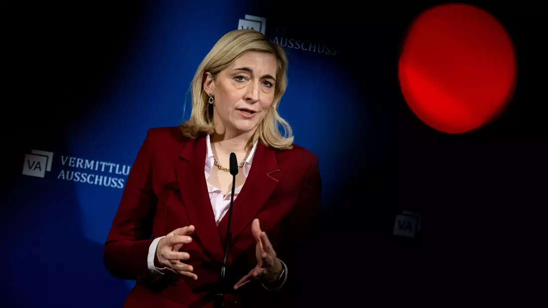 Gesundheitsministerin Warken weist die Vorwürfe aus den USA zurück. (Archivbild) - Bild: Fabian Sommer/dpa