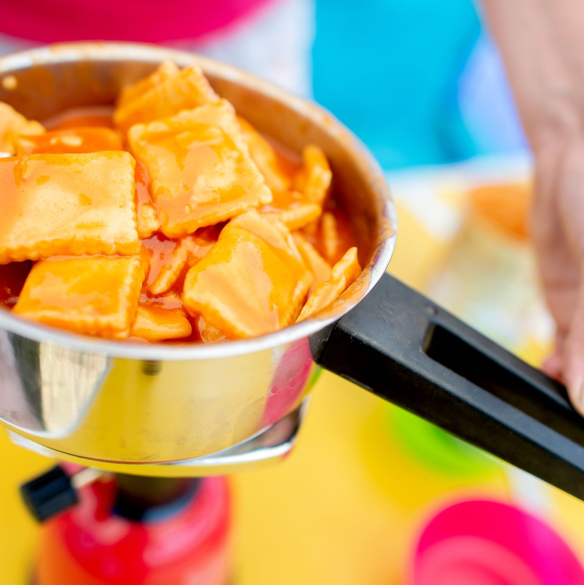 Ein einfacher Campingkocher reicht notfalls bei Stromausfall für warmen Tee und etwas Warmes zum Essen. (Archivfoto) - Foto: Hauke-Christian Dittrich/dpa