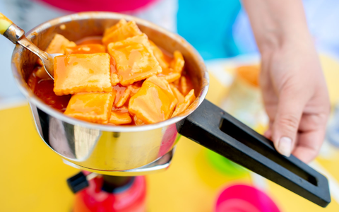 Ein einfacher Campingkocher reicht notfalls bei Stromausfall für warmen Tee und etwas Warmes zum Essen. (Archivfoto) - Foto: Hauke-Christian Dittrich/dpa