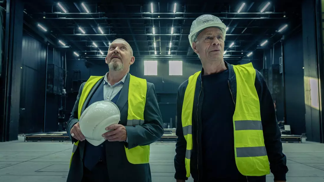 Die Kommissare Max Ballauf (Klaus J. Behrendt) und Freddy Schenk (Dietmar Bär) vermuten, dass der Täter zum Ensemble gehört.  - Bild: Thomas Kost/WDR /dpa