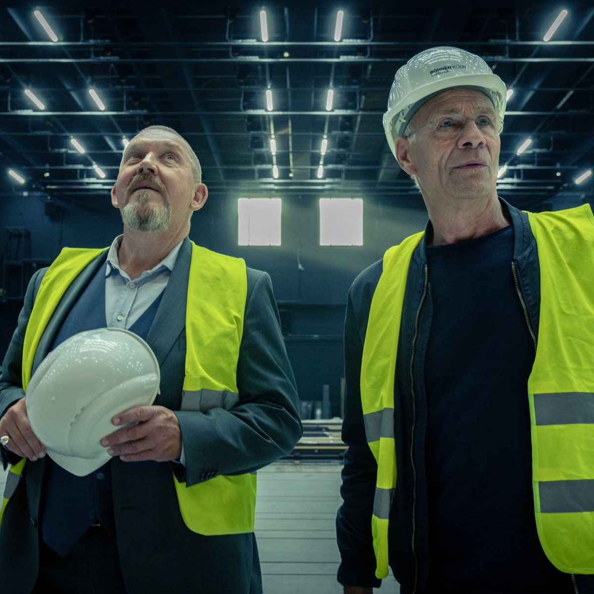 Die Kommissare Max Ballauf (Klaus J. Behrendt) und Freddy Schenk (Dietmar Bär) vermuten, dass der Täter zum Ensemble gehört.  - Foto: Thomas Kost/WDR /dpa