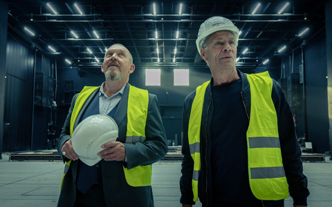 Die Kommissare Max Ballauf (Klaus J. Behrendt) und Freddy Schenk (Dietmar Bär) vermuten, dass der Täter zum Ensemble gehört.  - Foto: Thomas Kost/WDR /dpa