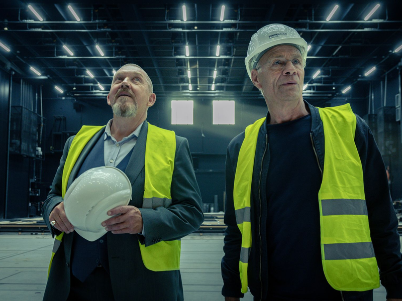 Die Kommissare Max Ballauf (Klaus J. Behrendt) und Freddy Schenk (Dietmar Bär) vermuten, dass der Täter zum Ensemble gehört.  - Foto: Thomas Kost/WDR /dpa