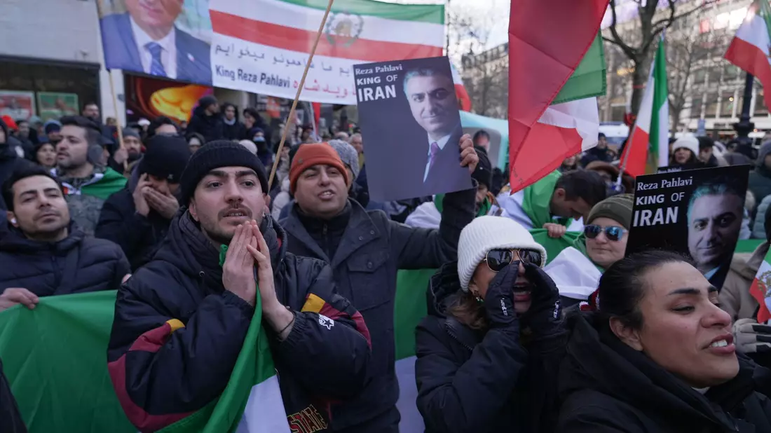 Aus Solidarität mit den Demonstranten im Iran gingen auch in Berlin und Frankfurt am Main Menschen auf die Straße. - Bild: Sven Kaeuler/dpa