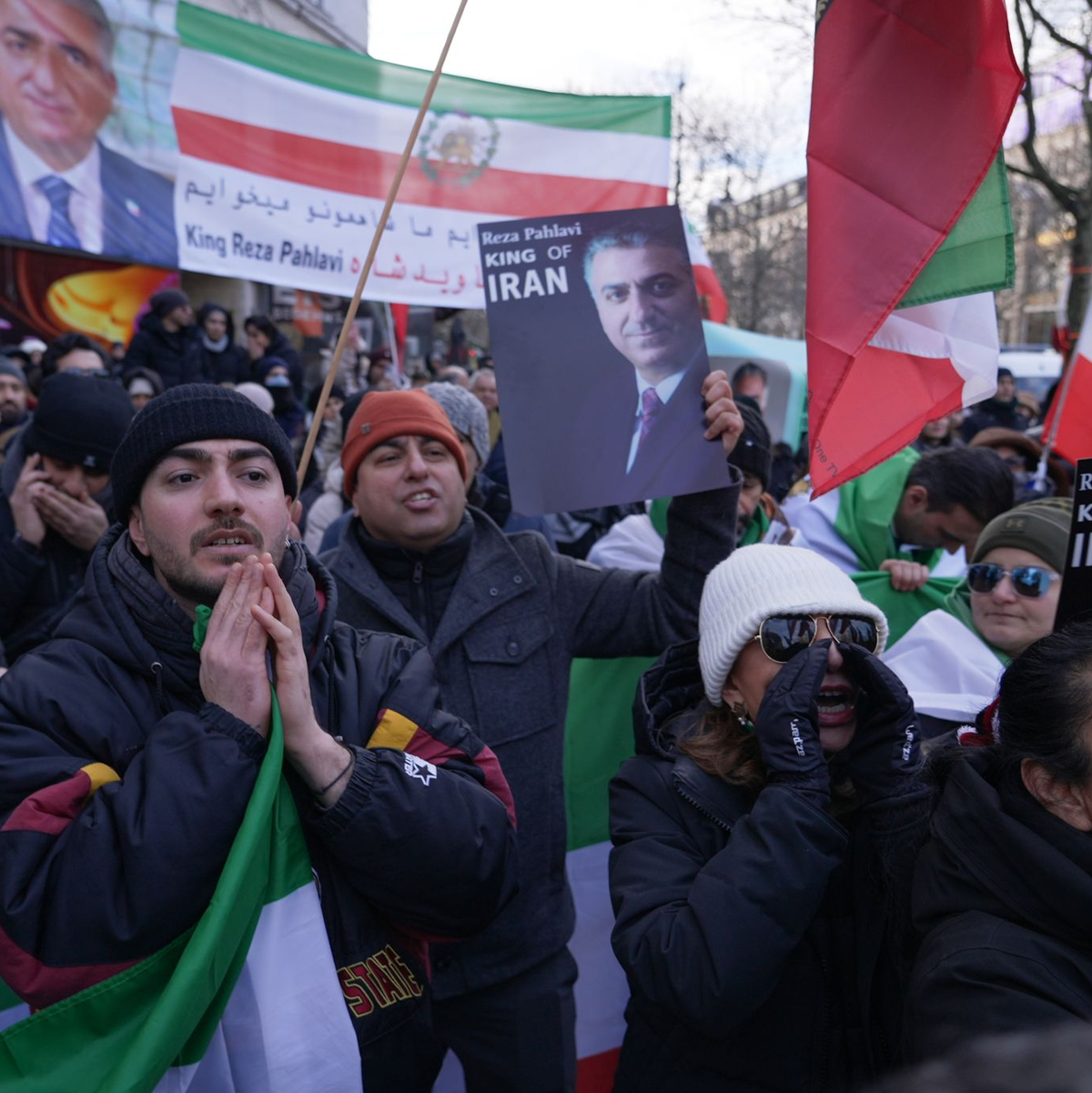 Aus Solidarität mit den Demonstranten im Iran gingen auch in Berlin und Frankfurt am Main Menschen auf die Straße. - Foto: Sven Kaeuler/dpa