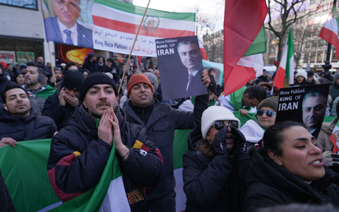 Aus Solidarität mit den Demonstranten im Iran gingen auch in Berlin und Frankfurt am Main Menschen auf die Straße. - Foto: Sven Kaeuler/dpa