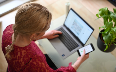 Es kann so einfach sein - ein paar Klicks und etwas Tippen, und fertig ist der Behördenantrag. - Foto: Helena Dolderer/dpa