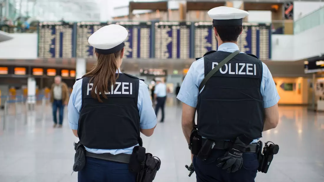 In Deutschland gibt es keinen Abgleich zwischen Bordkarte und Ausweis beim Einsteigen ins Flugzeug. (Symbolbild) - Bild: Matthias Balk/dpa