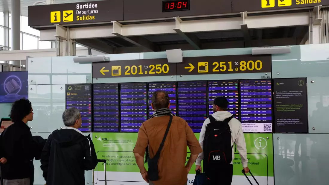 Am Flughafen Barcelona werden die Namen auf Ausweisen und Bordkarten am Gate angeschaut. (Symbolbild)  - Bild: Kike Rincón/EUROPA PRESS/dpa