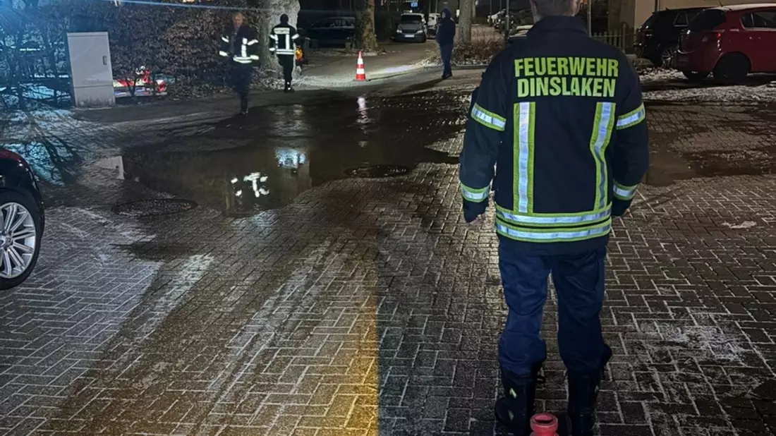 FW Dinslaken: Wasserrohrbruch an der Bergmannstraße - Bild: presseportal.de