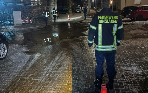 FW Dinslaken: Wasserrohrbruch an der Bergmannstraße - Foto: presseportal.de