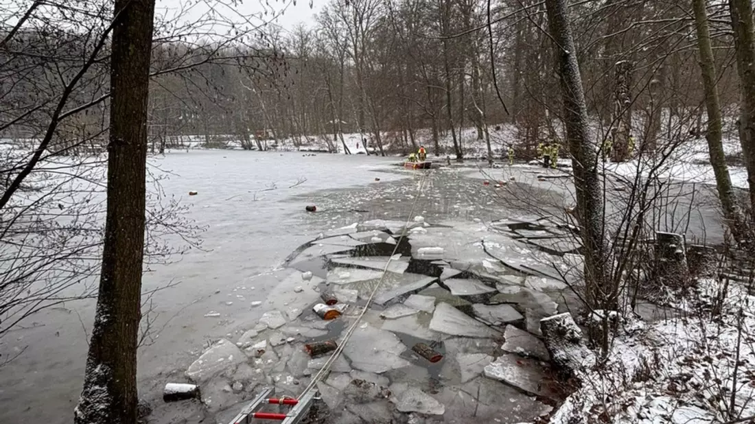FW Menden: Feuerwehr Menden übt Eisrettung auf dem Hexenteich - Bild: presseportal.de