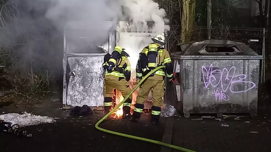 FW-EN: Zwei Altkleidercontainer in Vollbrand - Feuerwehr verhindert Ausbreitung - Bild: presseportal.de