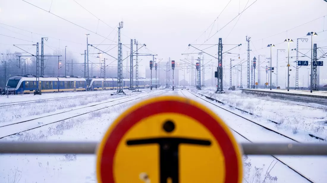 Das Winterwetter hat den Bahnverkehr schwer getroffen. - Bild: Hauke-Christian Dittrich/dpa