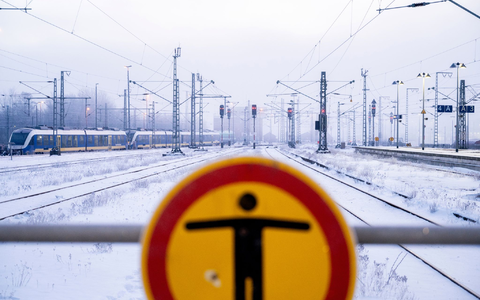 Das Winterwetter hat den Bahnverkehr schwer getroffen. - Foto: Hauke-Christian Dittrich/dpa