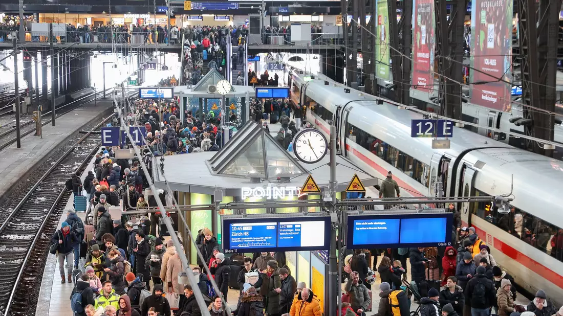 Am Hamburger Hauptbahnhof strandeten infolge der Ausfälle Tausende Fahrgäste. (Archivbild) - Bild: Bodo Marks/dpa