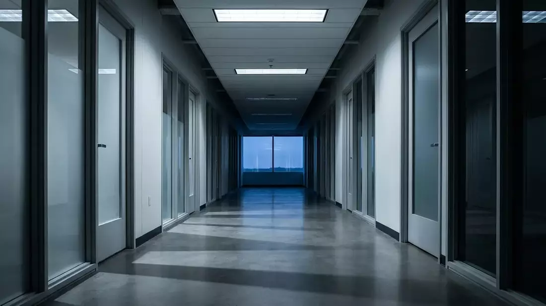 Büro-Pflicht und KI-Angst lösen mentale Krise aus - Bild: über boerse-global.de