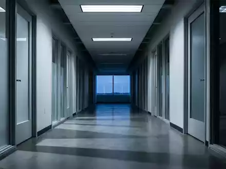 Büro-Pflicht und KI-Angst lösen mentale Krise aus - Foto: über boerse-global.de