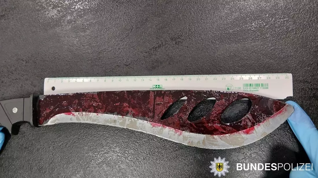 BPOL NRW: Mann mit Machete im ICE - Bundespolizei greift ein und stellt Messer sicher - Bild: presseportal.de