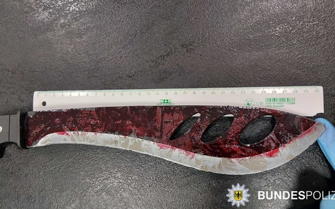 BPOL NRW: Mann mit Machete im ICE - Bundespolizei greift ein und stellt Messer sicher - Foto: presseportal.de