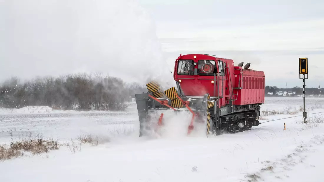 In den vergangenen Tagen waren Schneeverwehungen ein Problem für die Bahn - nun droht gefrierender Regen.  - Bild: Daniel Bockwoldt/dpa