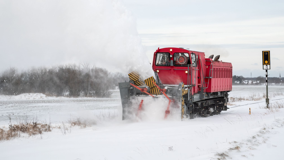 In den vergangenen Tagen waren Schneeverwehungen ein Problem für die Bahn - nun droht gefrierender Regen.  - Foto: Daniel Bockwoldt/dpa