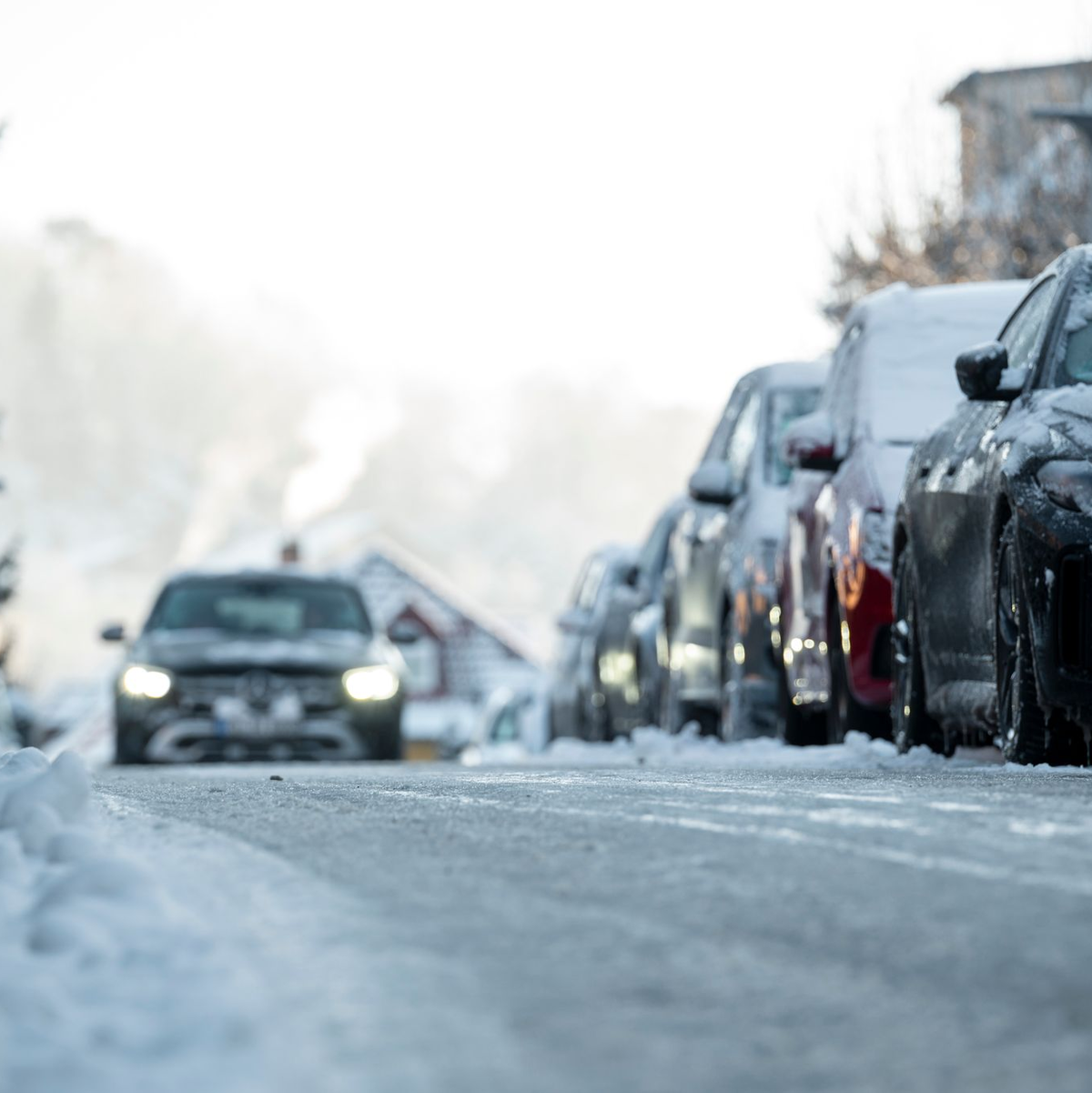 In der Nacht könnte Glatteis für Gefahr sorgen. - Foto: Daniel Vogl/dpa
