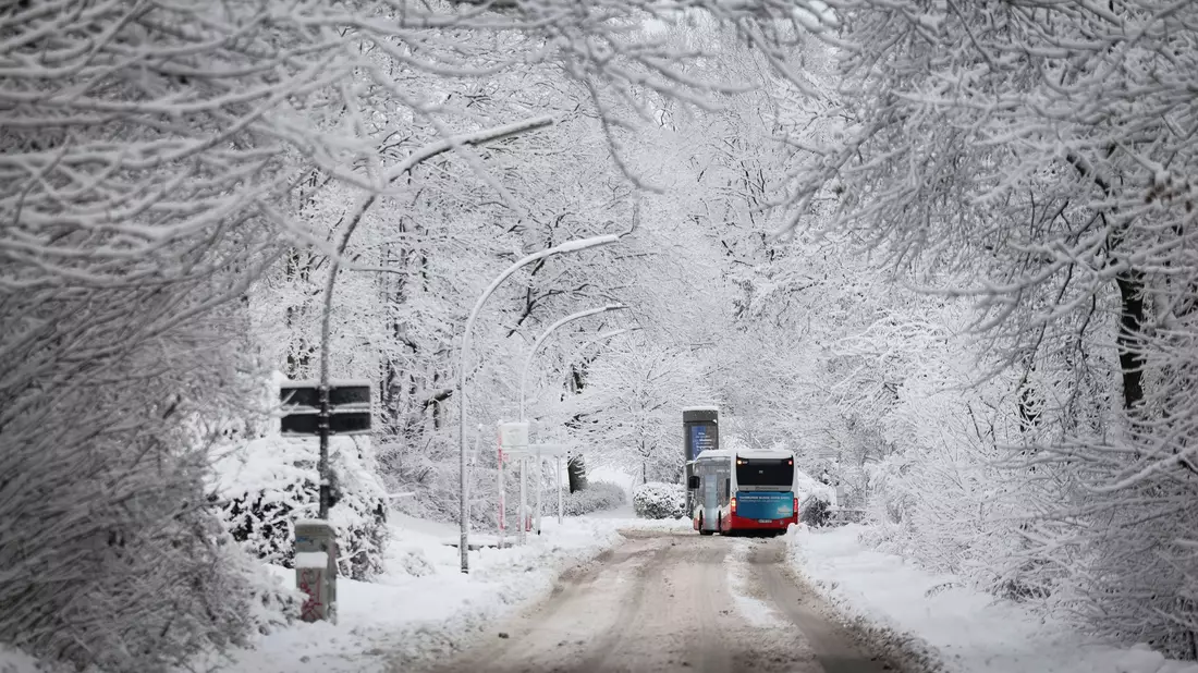 Vielerorts gab es auch im Nahverkehr Probleme. - Bild: Christian Charisius/dpa