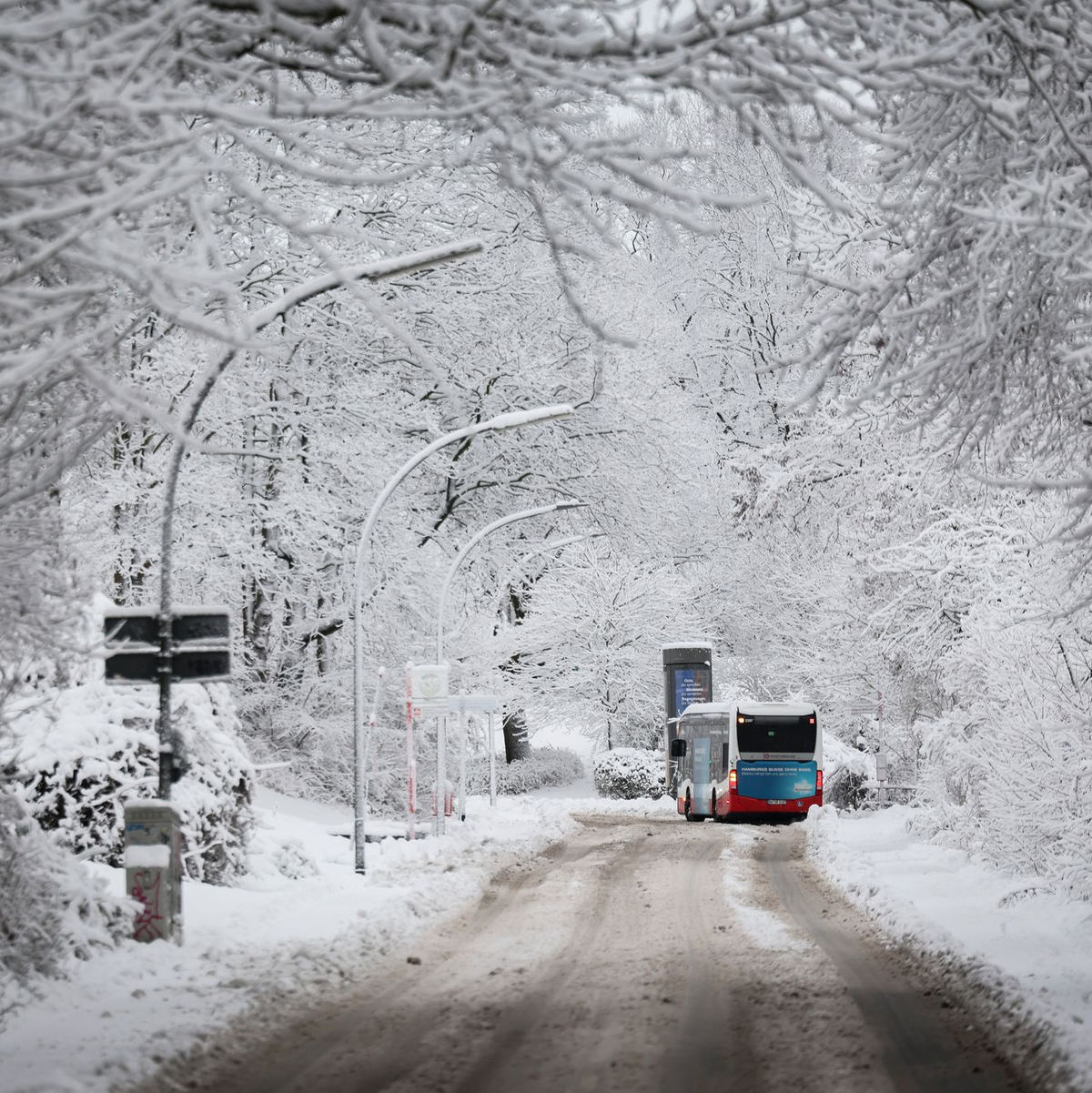 Vielerorts gab es auch im Nahverkehr Probleme. - Foto: Christian Charisius/dpa