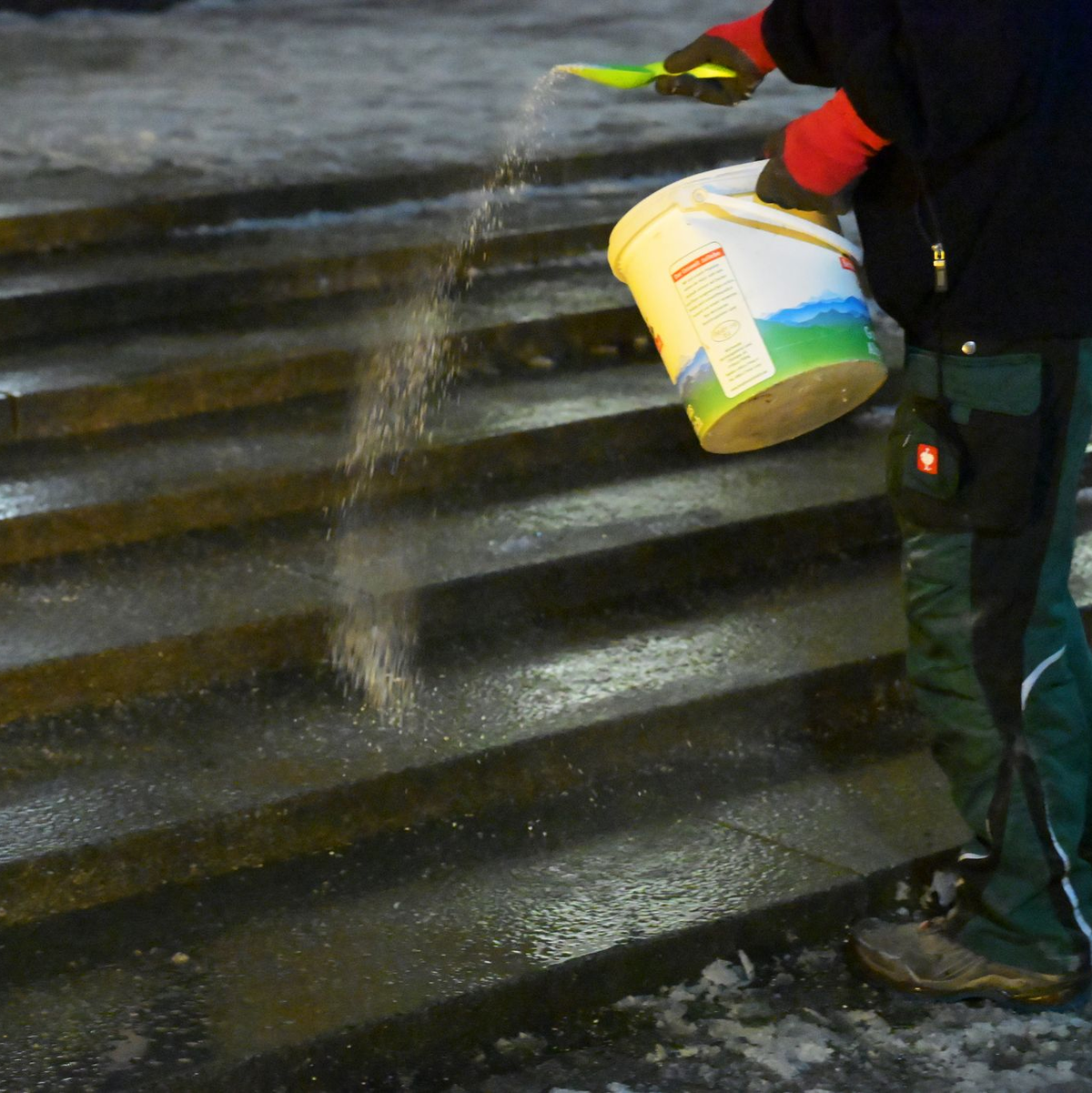 Überfrierender Regen kann gefährlich werden - für Fußgänger ebenso wie im Straßen- und Bahnverkehr. - Foto: Malin Wunderlich/dpa