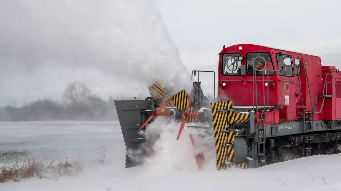 Schneeverwehungen waren ein großes Problem für den Bahnverkehr im Norden. - Bild: Daniel Bockwoldt/dpa