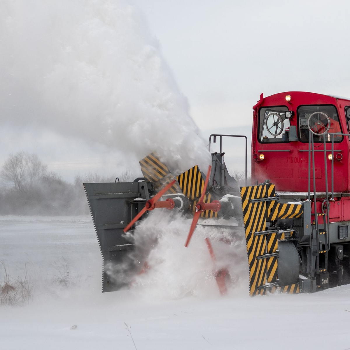 Schneeverwehungen waren ein großes Problem für den Bahnverkehr im Norden. - Foto: Daniel Bockwoldt/dpa