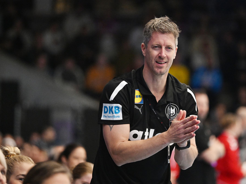Markus Gaugisch bleibt Bundestrainer der deutschen Handballerinnen. (Archivbild) - Foto: Marijan Murat/dpa