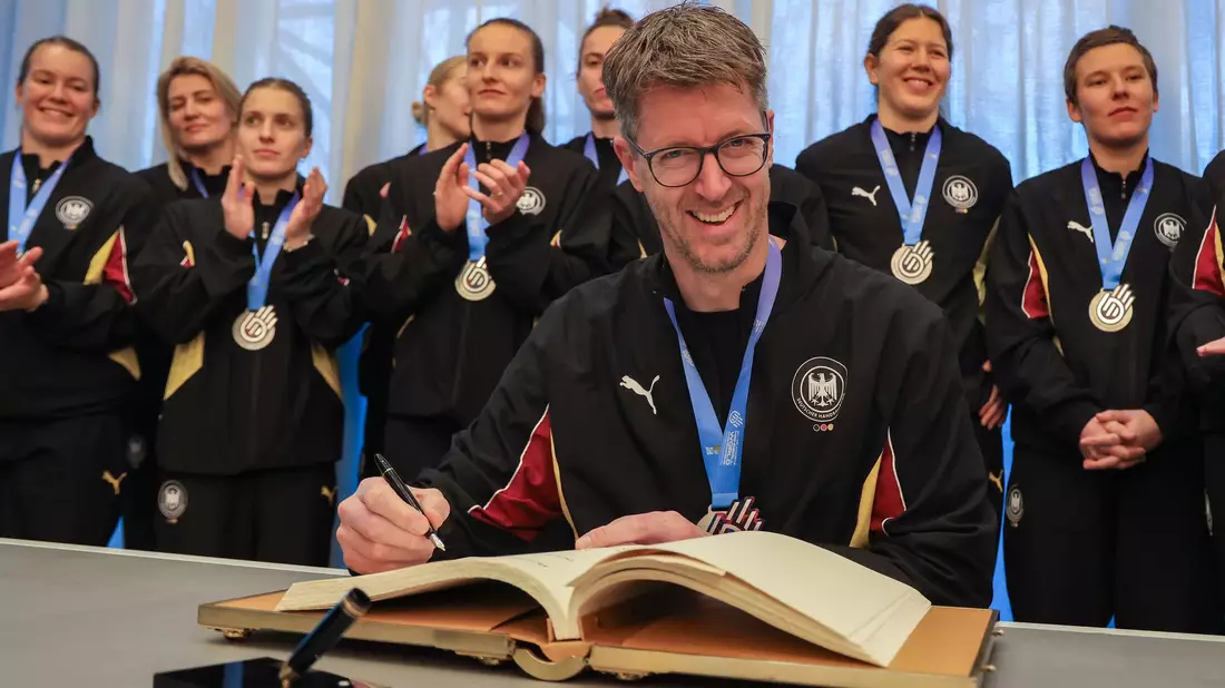 Nach dem WM-Coup durften sich Markus Gaugisch und seine Spielerinnen ins Goldene Buch der Stadt Dortmund eintragen. (Archivbild) - Bild: Christoph Reichwein/dpa