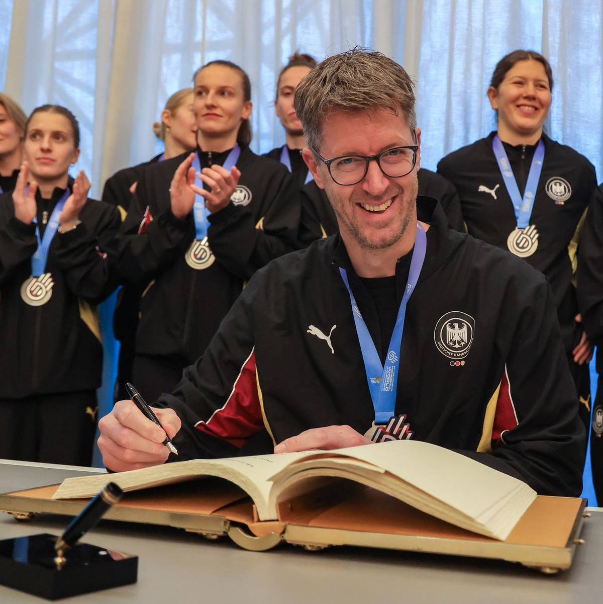 Nach dem WM-Coup durften sich Markus Gaugisch und seine Spielerinnen ins Goldene Buch der Stadt Dortmund eintragen. (Archivbild) - Foto: Christoph Reichwein/dpa