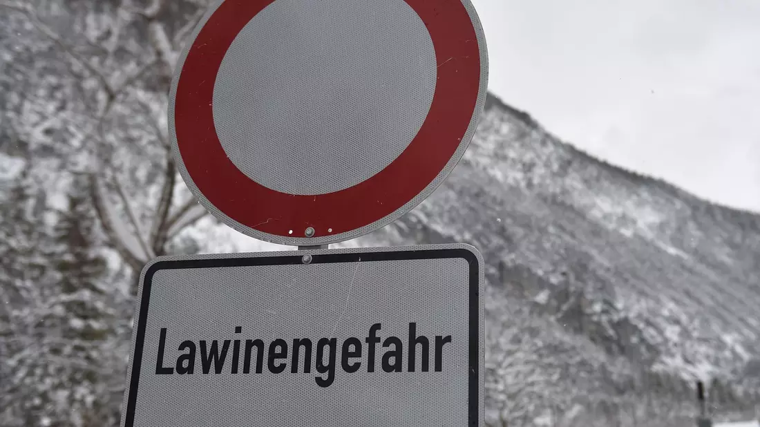 Selbst vergleichsweise geringe Schneemengen stellen eine Lawinengefahr dar. (Symbolbild) - Bild: Angelika Warmuth/dpa