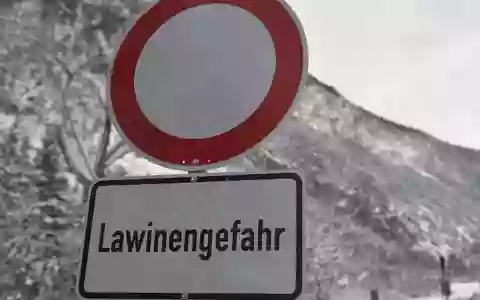 Selbst vergleichsweise geringe Schneemengen stellen eine Lawinengefahr dar. (Symbolbild) - Foto: Angelika Warmuth/dpa